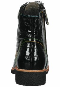 Stivale alla caviglia in pelle verniciata nera con superficie texturizzata, cuciture colorate, chiusura con zip e punta arrotondata con suola in gomma.