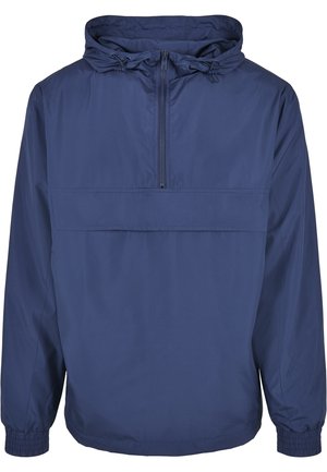 Marineblauw pulloverjack gemaakt van lichtgewicht, waterafstotend materiaal. Voorzien van een voorzak met rits, elastische manchetten en een verstelbare capuchon.