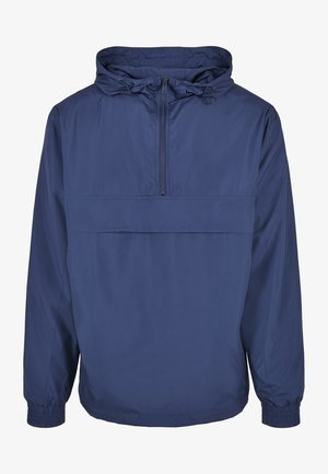 Marineblauw pulloverjack gemaakt van lichtgewicht, waterafstotend materiaal. Voorzien van een voorzak met rits, elastische manchetten en een verstelbare capuchon.