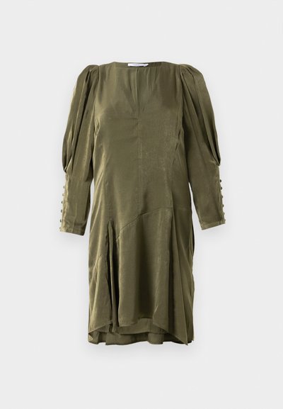 Olivno zeleni obleka s prilegajočim zgornjim delom, napihnjenimi rokavi in razširjenim robom. Ima vertikalne šive in gumbne poudarke na rokavih.