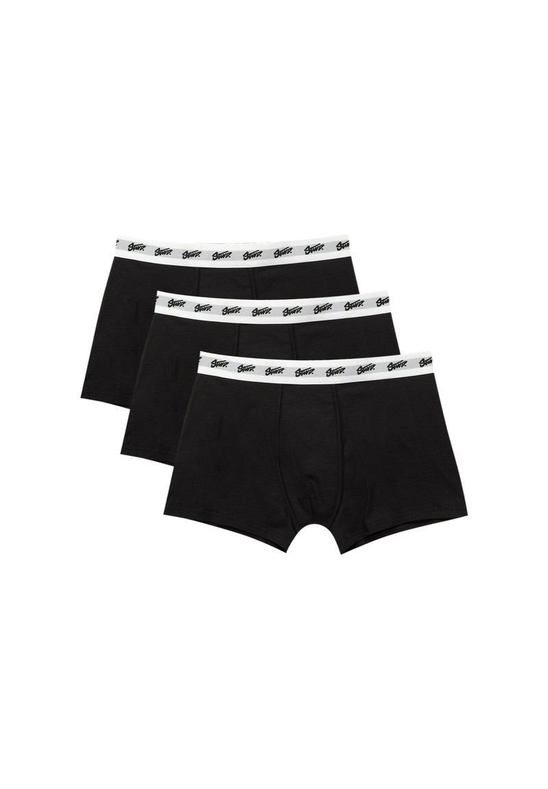 Három fekete boxer alsónadrág puha anyagból, fehér derékrésszel, amelyen fekete szöveggel ismételt márkajelzés található.