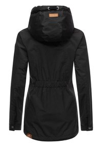 Czarna wodoodporna kurtka z kapturem, ściągaczem, elastycznym pasem i zapięciem na guziki; posiada brązową skórzaną łatę z logo na górnej części pleców.