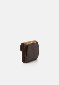 MICHAEL Michael Kors GREENWICH TRIFOLD - Lommebok - brown/acorn