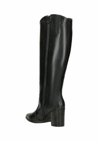 Czarne kozaki do kolan wykonane z gładkiej skóry, wyposażone w boczny suwak, zaokrąglony nosek oraz masywny obcas zapewniający stabilność.