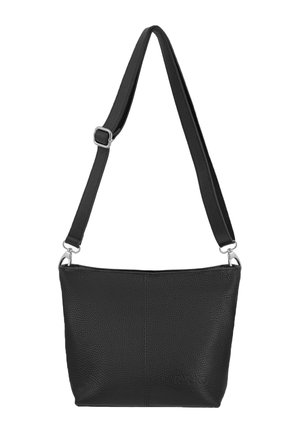 Czarna, fakturowana skórzana torba na ramię z regulowanym paskiem i srebrnymi okuciami na białym tle.