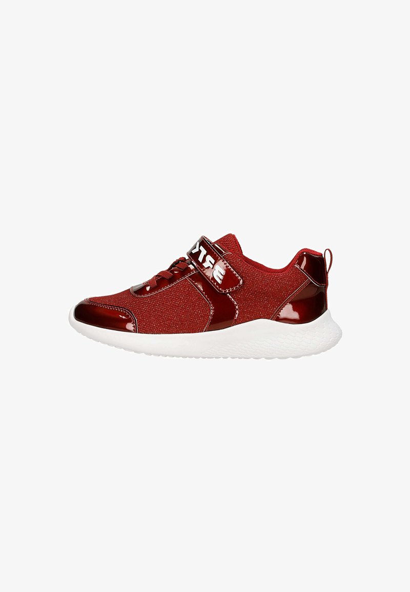 Czerwone sportowe sneakersy z teksturowaną górą z materiału, akcentami z lakierowanej skóry, białą podeszwa i regulowanym paskiem z numerem "31".