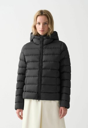 Schwarze Daunenjacke mit Kapuze, ausgestattet mit horizontalen gesteppten Paneelen, Frontreißverschluss und verstellbarem Kordelzug am Saum. Texturiertes, isoliertes Design.