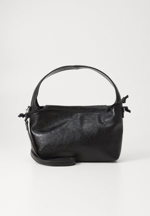 Svart lærveske med en strukturert design, avrundet topphåndtak og avtakbar skulderstropp. Har en glatt tekstur og subtil glans.