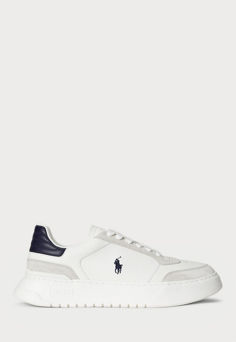 Sneaker alb de tip low-top cu accente din pielă întoarsă, patch albastru la călcâi și logo Polo pe lateral, având o talpă groasă și un design cu șireturi.