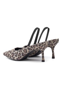 Pumps med leopardmönster och slingback-design, tillverkade av tyg, med spetsig tå, tunna svarta remmar och en medelhög, böjd klack.