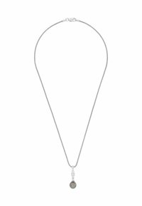 Silverfärgad kedjelnäcka med ett hänge som har en cirkulär ädelsten som visar iriserande nyanser, och som accentueras av en liten genomskinlig kristall.