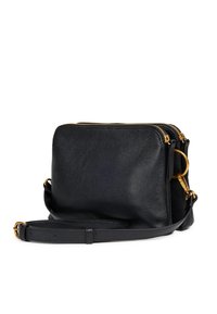 Borsa a tracolla nera in pelle con superficie testurizzata, chiusure a doppia zip, hardware in tonalità oro e tracolla regolabile. Forma rettangolare compatta.