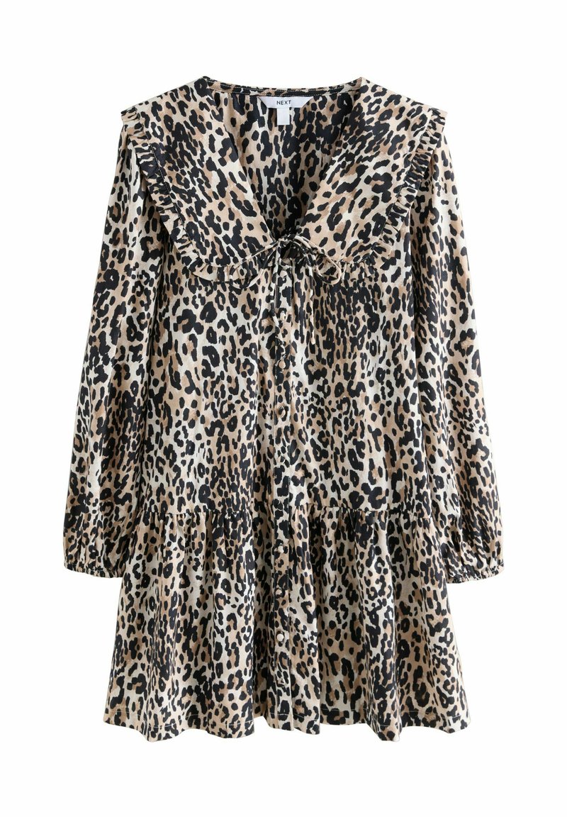 Abito leopardato in beige e nero, con colletto arricciato, maniche lunghe e gonna a più strati con dettagli a bottoni.