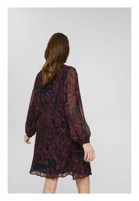 Långärmad klänning i mörk bordeauxchiffong med blommönster, genomskinliga sektioner och en avslappnad passform, fallande ovan knä.