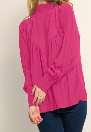 Fuchsia bluse med høj, smocked krave og lange ærmer. Har samlede detaljer ved skuldrene og manchetterne, samt en løs pasform.