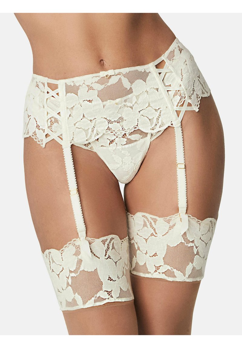 Witte kanten kousenband met bloemmotieven, voorzien van verstelbare banden. Inclusief bijpassende dijbands met kanten afwerking en decoratieve accenten.