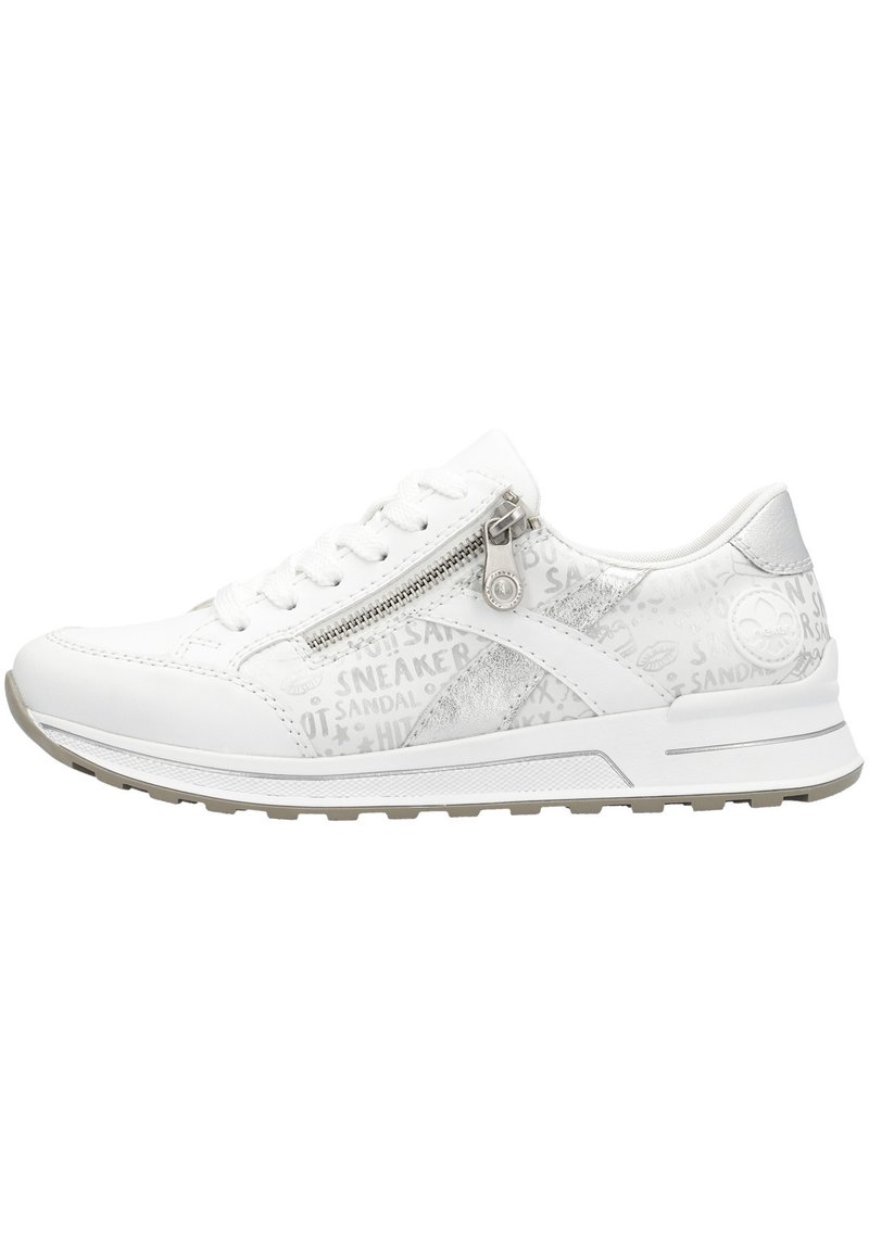 Baskets blanches en cuir texturé avec des accents imprimés. Comprend une fermeture éclair sur le côté, un système de laçage et une semelle légère en caoutchouc.