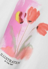 Biely textil s akvarelovou ilustráciou troch kvetov v červenej, žltej a ružovej farbe na jemnom ružovom pozadí. Text nižšie znie: "ILUSTRÁCIA DŇA."