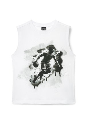 Biała koszulka bez rękawów z czarno-szarym nadrukiem przedstawiającym koszykarza prowadzącego piłkę, ozdobiona dynamicznymi efektami rozprysków.
