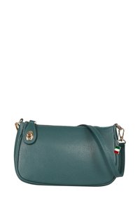 Teal leren schoudertas met een gestructureerde afwerking, gebogen vorm, gouden hardware en een klein Italiaans vlagaccent. Ritssluiting.