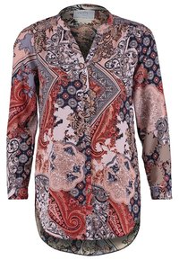 Chemise à manches longues boutonnée avec des motifs cachemire et floraux multicolores en rouge, marine, rose et beige.