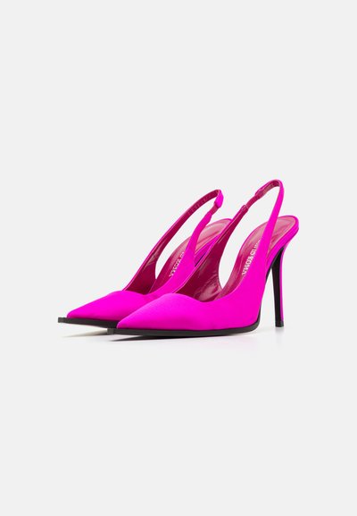 Tacones slingback de satén rosa, diseño de punta afilada, alto tacón de aguja, textura suave, detalles acentuados mínimos y suela negra.