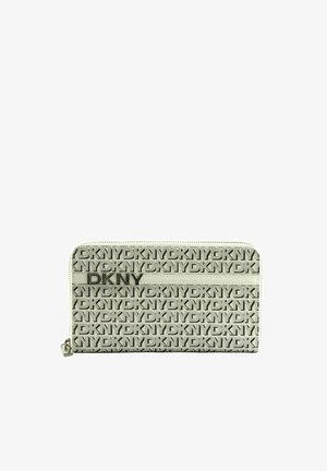 Portefeuille zippé avec motif répétitif du logo DKNY en noir sur blanc, doté d'une bande horizontale en cuir blanc avec des lettres métalliques DKNY.