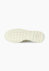 Semelle d'une sneaker ; caoutchouc texturé avec un motif en grille, de couleur blanche, arborant un logo au centre et une zone de orteil lisse renforcée.