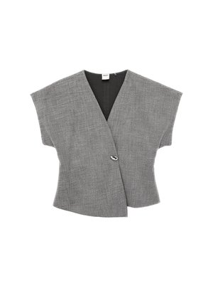 Blouse grise à manches courtes avec épaules larges, col en V, fermeture par un seul bouton noir et blanc, et ourlet légèrement évasé.