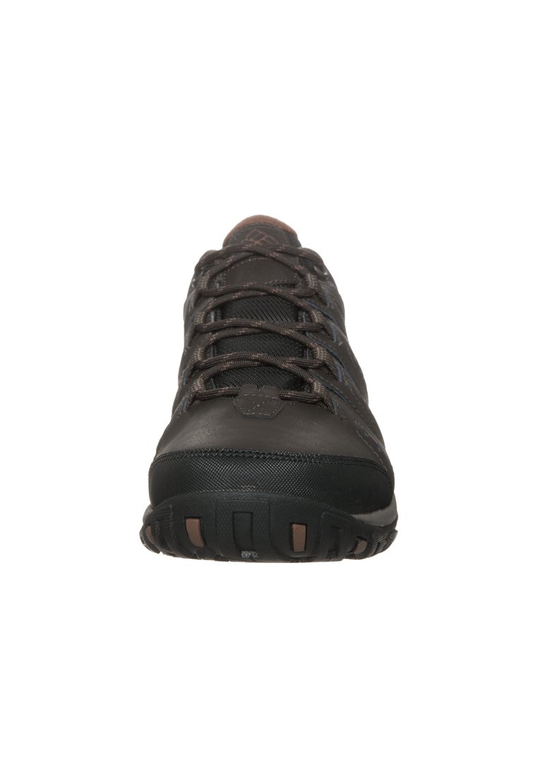 Zapato de senderismo negro con material sintético, puntera reforzada, cordones y suela texturizada. Presenta detalles en marrón y una silueta estilizada.