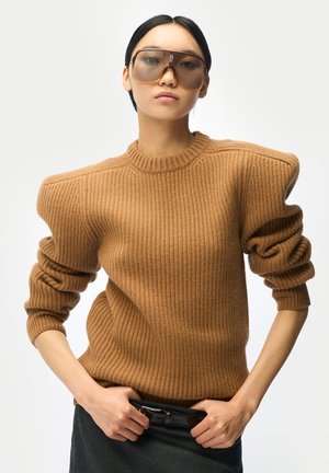 PULLOVER MIT SKULPTURALEN SCHULTERN - Strickpullover - camel