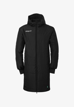 Lang sort polstret vinterjakke med hætte, fuld frontlynlås, elastiske ærmegab og hvid "uhlsport"-logo på brystet.