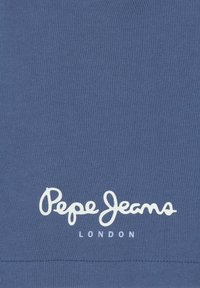 Modrá bavlnená tričko s hladkou textúrou a bielym logom "Pepe Jeans LONDON", umiestneným blízko spodného lemu.