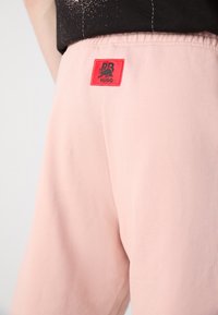 HUGO DEXEY RB - Donji dijelovi trenirke - light pastel pink