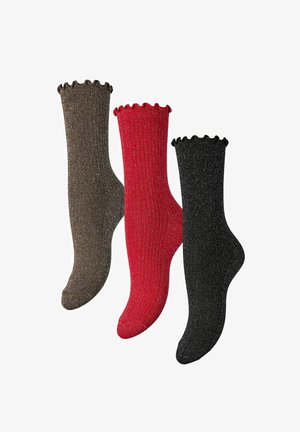 Drie paar geribbelde sokken in donkerbruin, rood en zwart, elk met een gegolfde rand en een glanzende textuur.