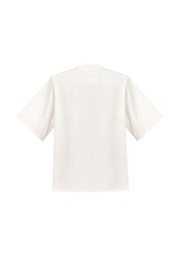 Biały t-shirt z krótkim rękawem o luźnym kroju, z prostym dołem i subtelną teksturą materiału. Zawiera prostokątną metkę z tyłu.