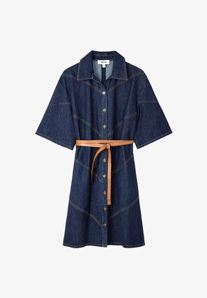 Vestido de mezclilla azul oscuro con mangas cortas, cierre delantero con botones, cuello y cinturón marrón claro anudado en la cintura.