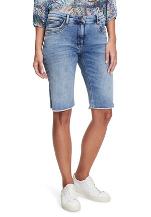AUFGESETZTEN TASCHEN - Denim shorts - light blue denim