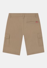 Beżowe szorty cargo z bocznymi kieszeniami, tylną kieszenią oraz czerwoną metką Levi's. Płaski przód i prosty krój o gładkiej fakturze.