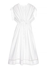Robe blanche à coupe décontractée, taille élastique avec cordon de serrage et épaules froncées. Présente un bord en dentelle le long de l'ourlet et un tissu doux et léger.