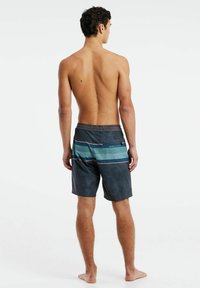 Heren zwembroek in donkergrijs met turquoise en roze horizontale strepen. Voorzien van een elastische tailleband en twee achterzakken.