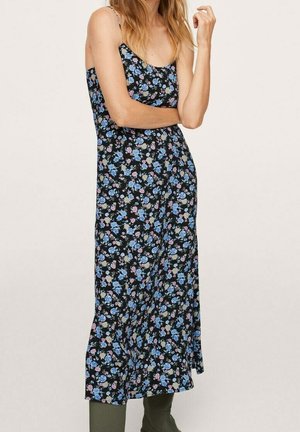 Robe maxi florale avec des bretelles fines, présentant un fond noir et des motifs de fleurs bleues, roses et vertes ; tissu léger, design fluide.