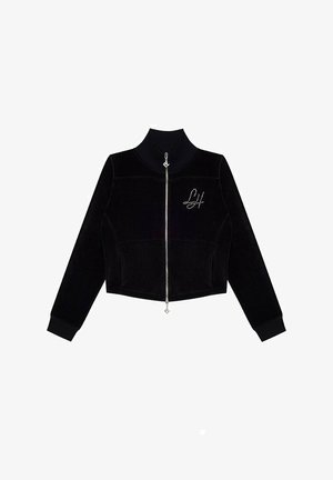 Czarna polarowa kurtka na zamek z długimi rękawami, stójką oraz kamieniami ozdobnymi w kształcie inicjałów "LH" na lewej piersi.