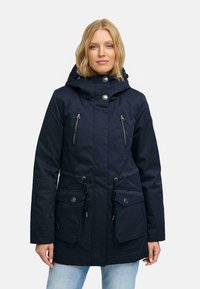 Námornícky modrá parka vyrobená z vodeodolného materiálu, s kapucňou, dvomi zipsovými vreckami na hrudi a nastaviteľnými šnúrkami v páse.