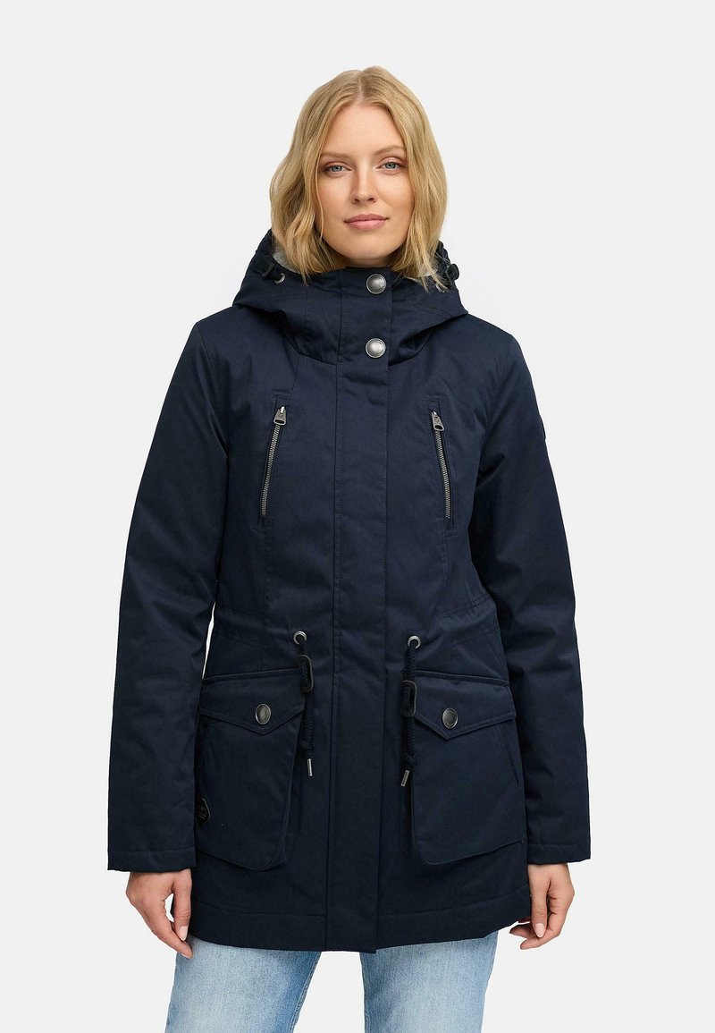 Námornícky modrá parka vyrobená z vodeodolného materiálu, s kapucňou, dvomi zipsovými vreckami na hrudi a nastaviteľnými šnúrkami v páse.