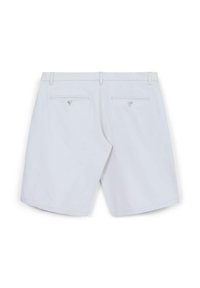 Weiße Shorts mit flacher Vorderseite, hinteren Taschen mit Knöpfen und geradem Beinanschnitt. Glatte Stoffstruktur, klare Schneiderkunst und minimalistisches Design.