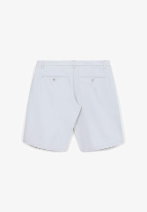 Pantaloncini bianchi con una texture liscia, dotati di due tasche posteriori con chiusure a bottone e una vestibilità classica. Nessun altro dettaglio rilevante presente.