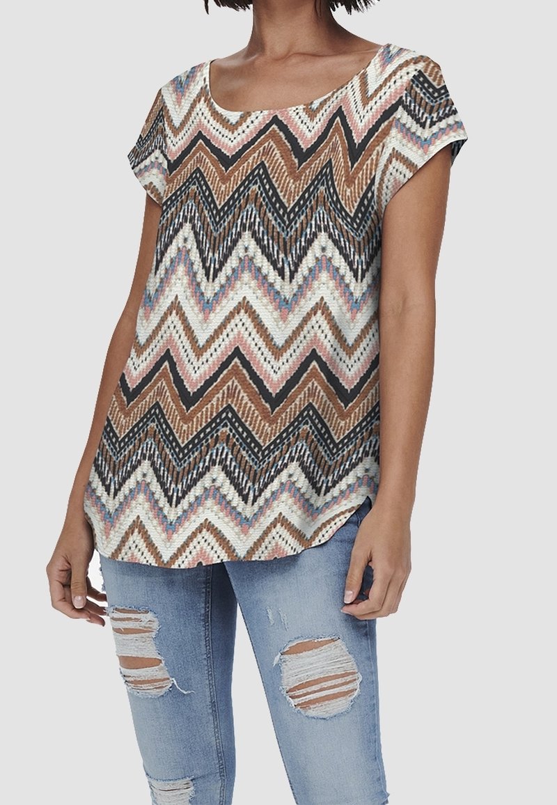 Braun-weißer Zickzackmuster-Top mit kurzen Ärmeln, kombiniert mit blauen, zerrissenen Jeans mit Löchern an den Knien.