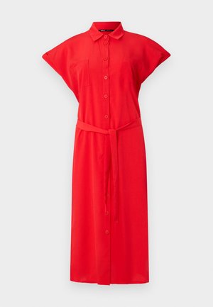 Abito rosso con bottoni, maniche corte, tasche frontali e cintura legata in vita, realizzato in tessuto leggero. Colore uniforme con texture liscia.