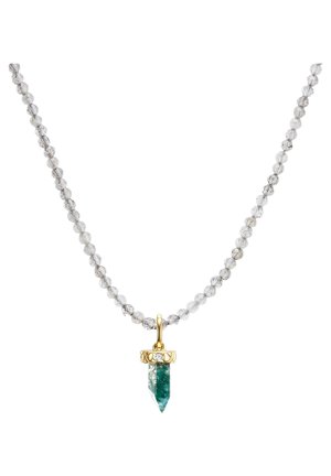 Collana con pendente in cristallo caratterizzata da una catena di perline trasparenti e sfaccettate, un punto di cristallo verde-teal e un cappuccio di accento dorato.